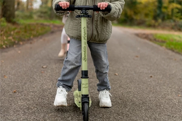 Cooler retro grüner Roller