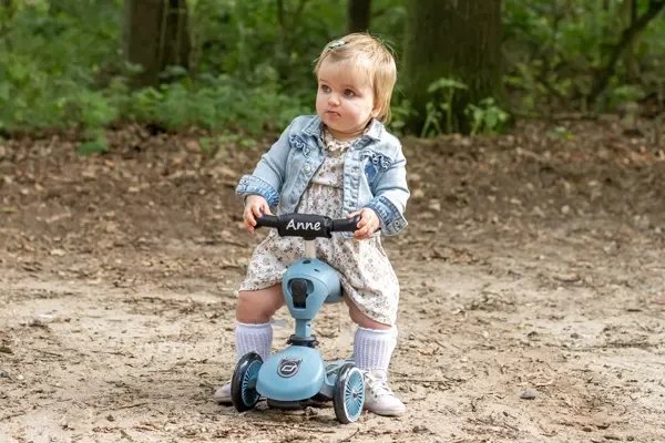 Anne ist 15 Monaten alt und 90 cm groß