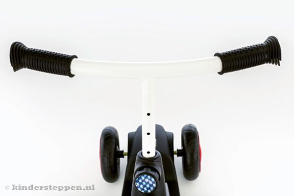 Mit kratzfester Polyesterbeschichtung