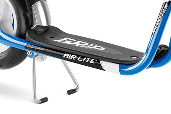 Breites Trittbrett und mit Ständer ausgestattet