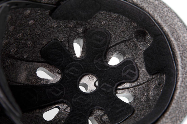 Mit Lüftungsöffnungen