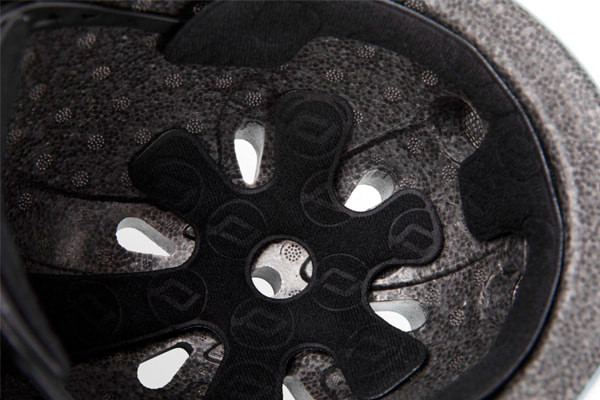 Mit Lüftungsöffnungen