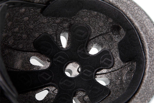 Mit Lüftungsöffnungen