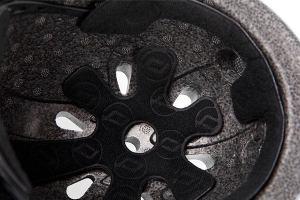 Mit Lüftungsöffnungen