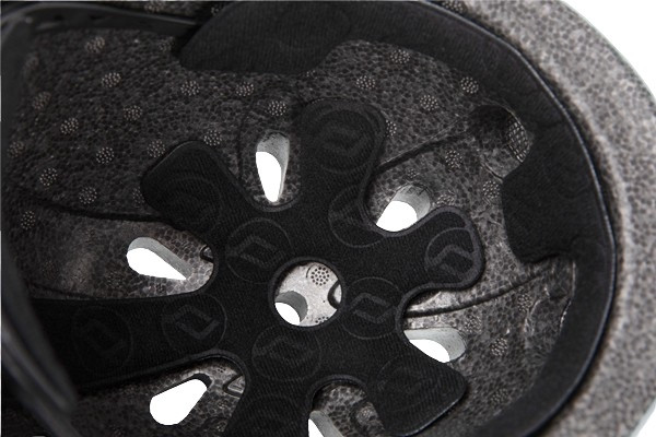 Mit Lüftungsöffnungen